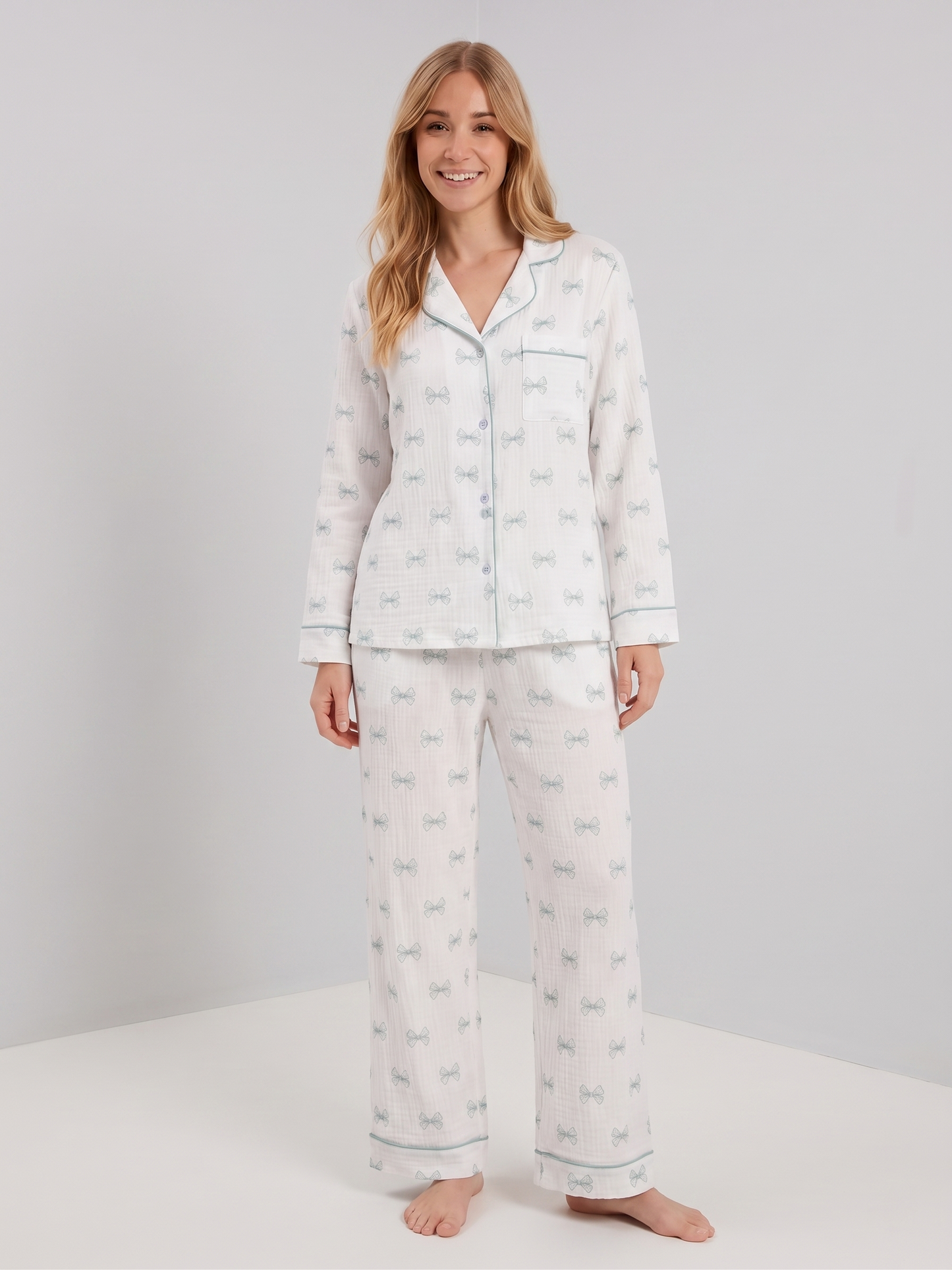 Pyjama en gaze à nœuds bleus