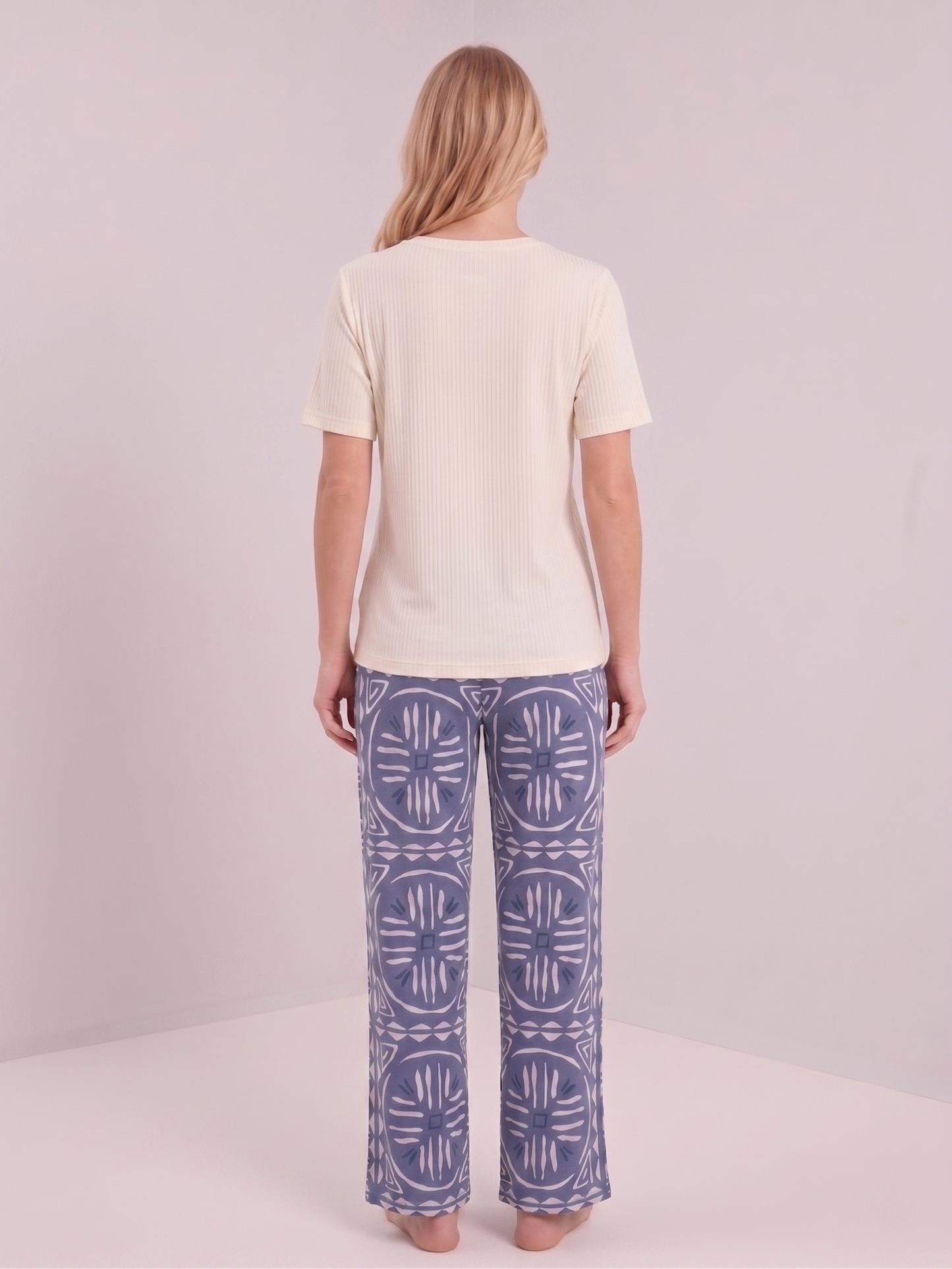 Ensemble bleu à motifs géométriques