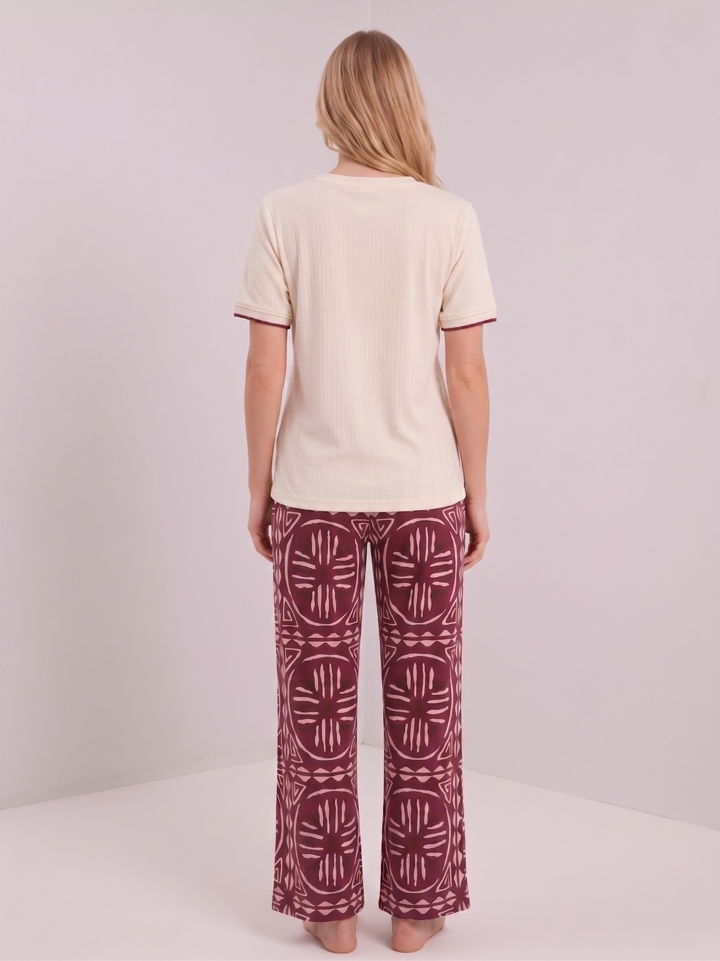 Ensemble bordeaux à motifs ethniques