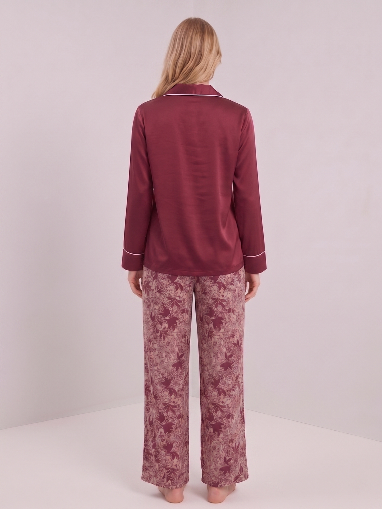 Pyjama satin bordeaux et motifs