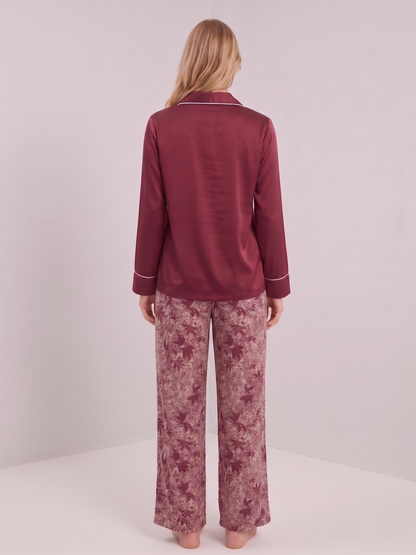 Pyjama satin bordeaux et motifs