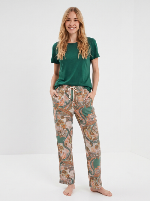 Ensemble t-shirt vert et pantalon cachemire